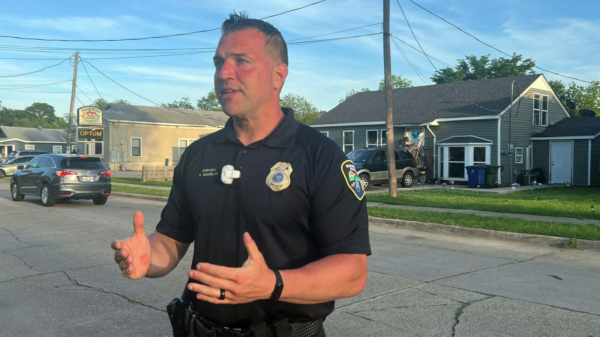 Der US-Polizist Chris Bordelon im Gespräch mit Reportern.