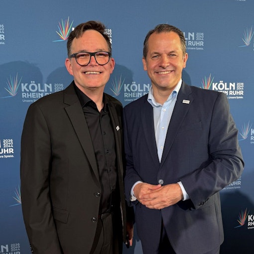 Olympia-Botschafter Peter Worms und Bürgermeister Frank Keppeler freuen sich über das Abstimmungsergebnis in Pulheim.