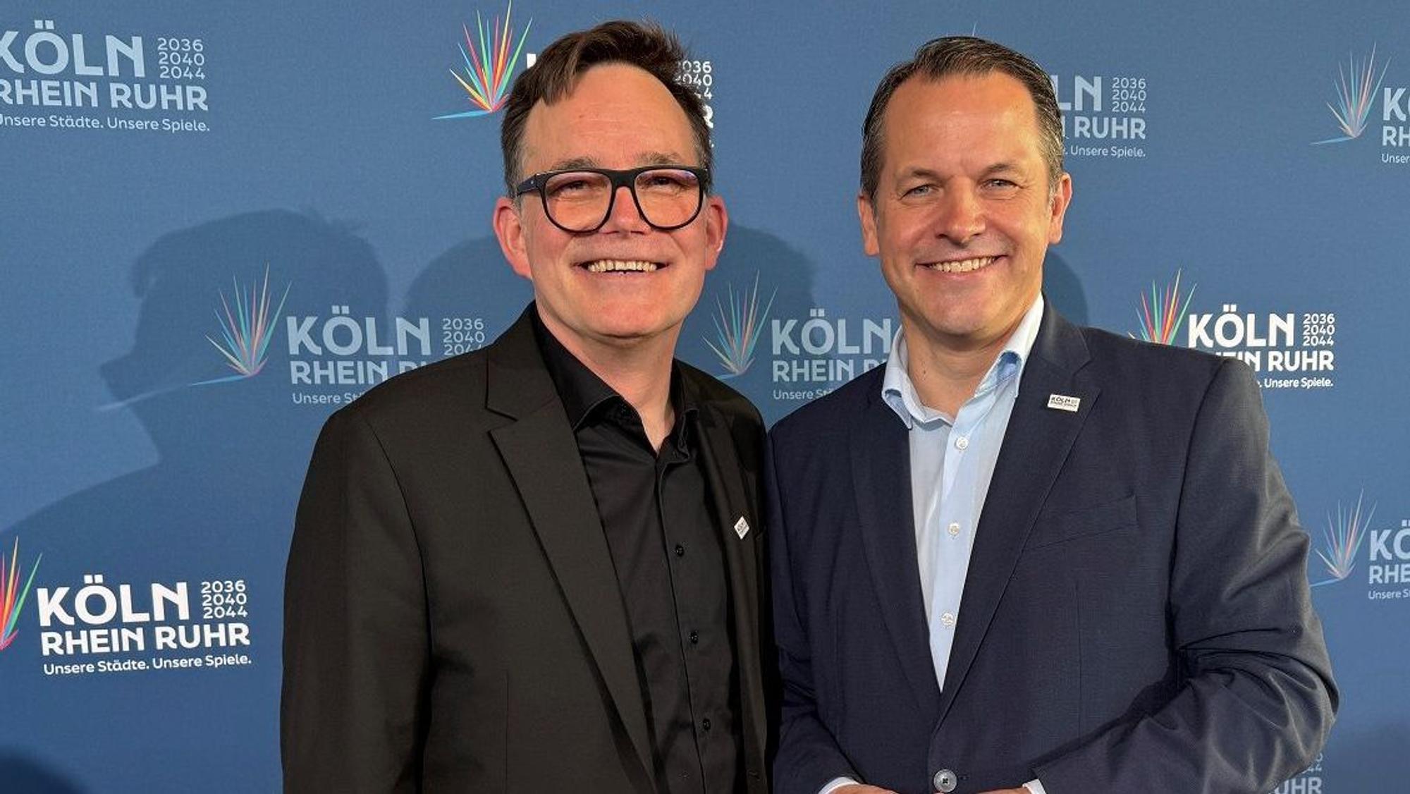 Olympia-Botschafter Peter Worms und Bürgermeister Frank Keppeler freuen sich über das Abstimmungsergebnis in Pulheim.