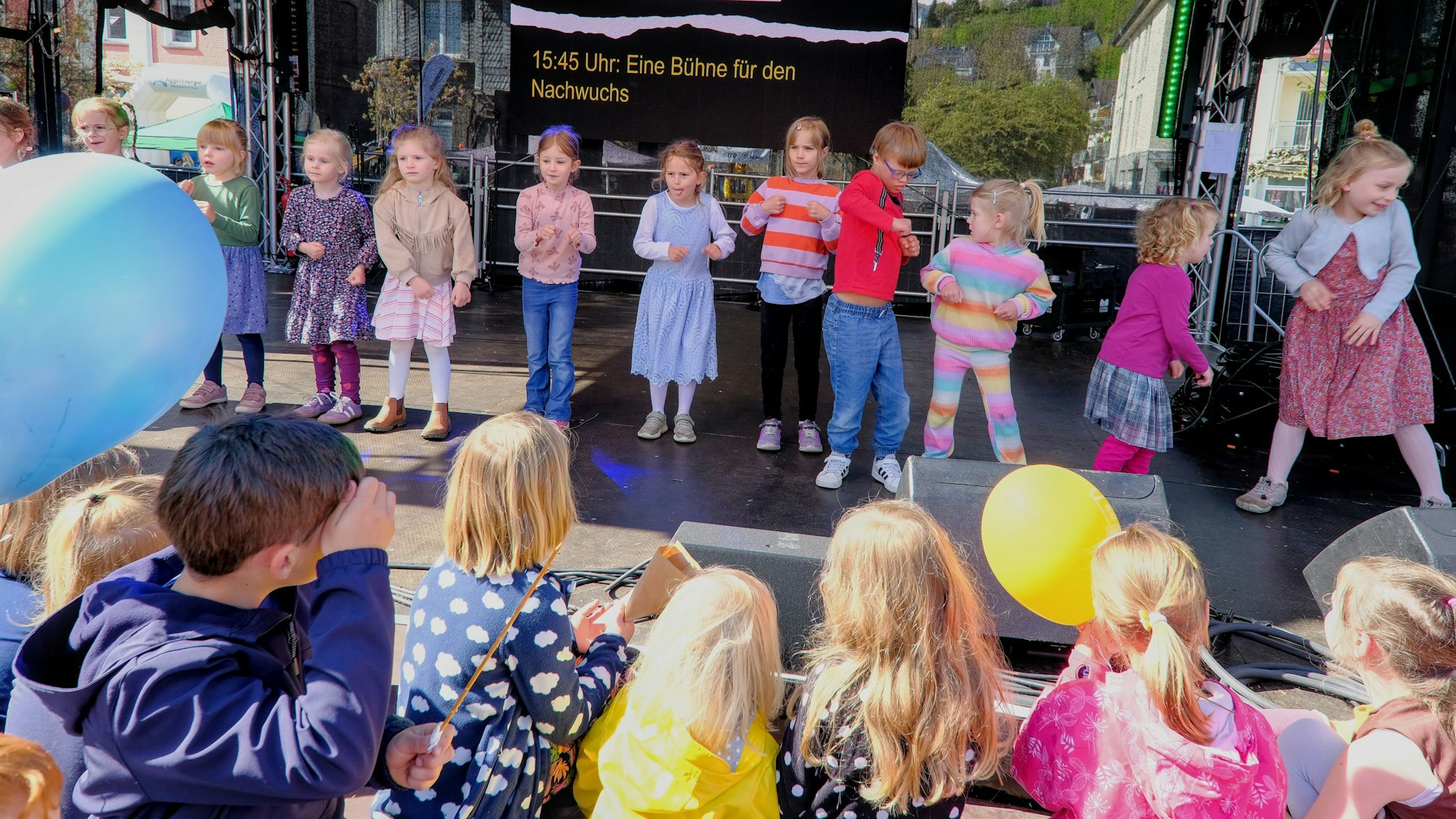Auf der Bühne stehen Kinder.