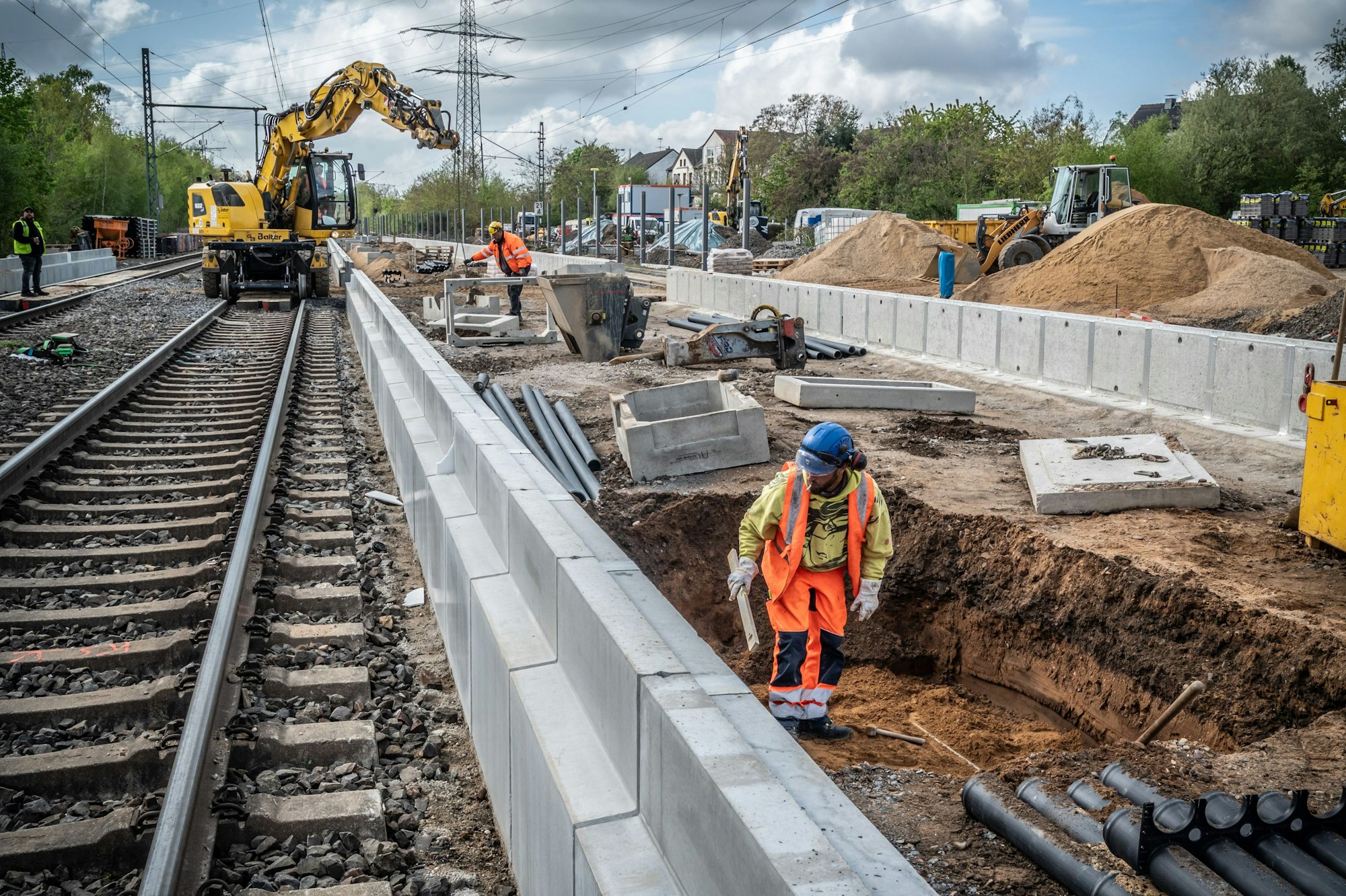 Bahnhof Manfort, Besuch Oliver Krischer, Umweltminister NRW. Bild: Ralf Krieger