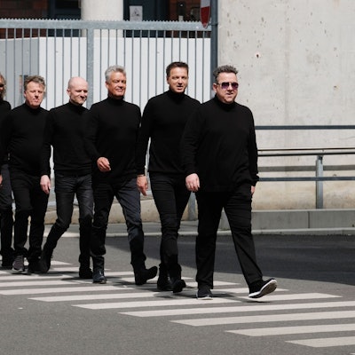 Mitglieder der Band Die Prinzen gehen über einen Zebrastreifen.