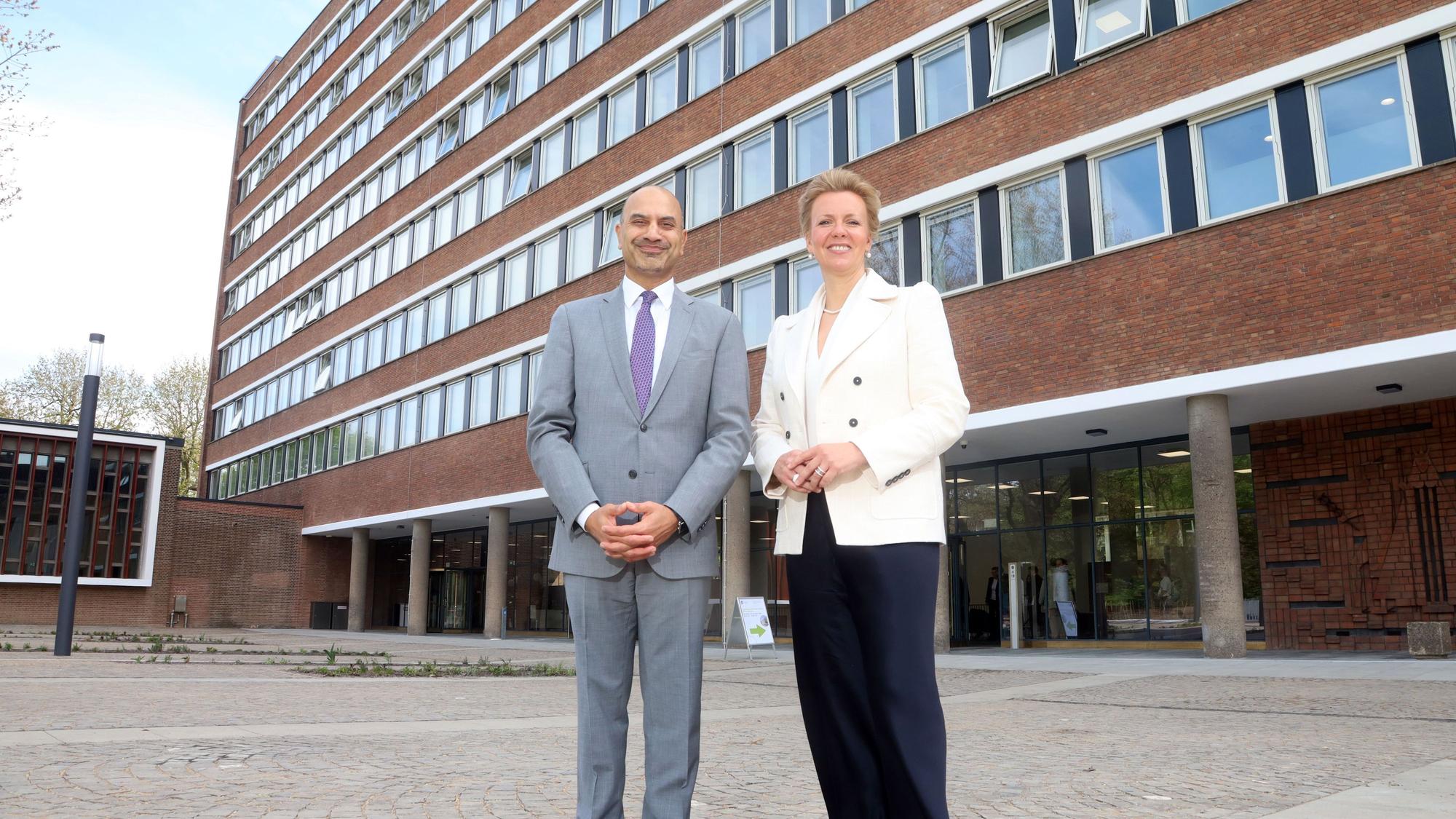 15.04.2026, Köln: Der Rektor der Universität zu Köln, Professor Dr. Joybrato Mukherjee und Ina Brandes MdL, die Ministerin für Kultur und Wissenschaft des Landes Nordrhein-Westfalen vor dem Hochhaus der WiSo Fakultät. Nach sechsjähriger Sanierung WiSo-Hochhaus der Universität zu Köln wiedereröffnet Foto: Arton Krasniqi