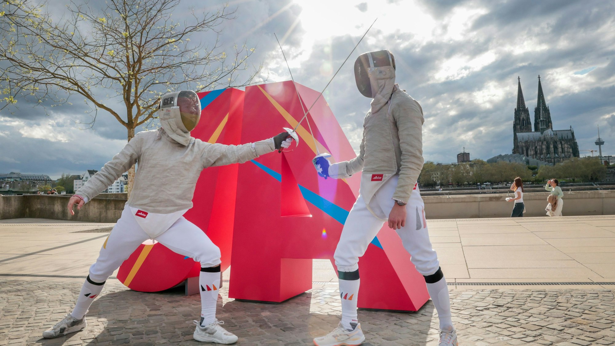 Zwei Fechter stehen vor einem überdimensionalen „Ja“ auf dem Kölner Rheinboulevard. So feierten die NRW-Olympiaplaner am Sonntag den positiven Ausgang der Ratsbürgerentscheide.