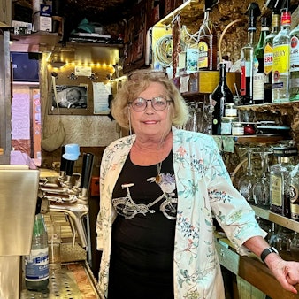 Regina Gentges hinter der Theke im „Schlösselche“