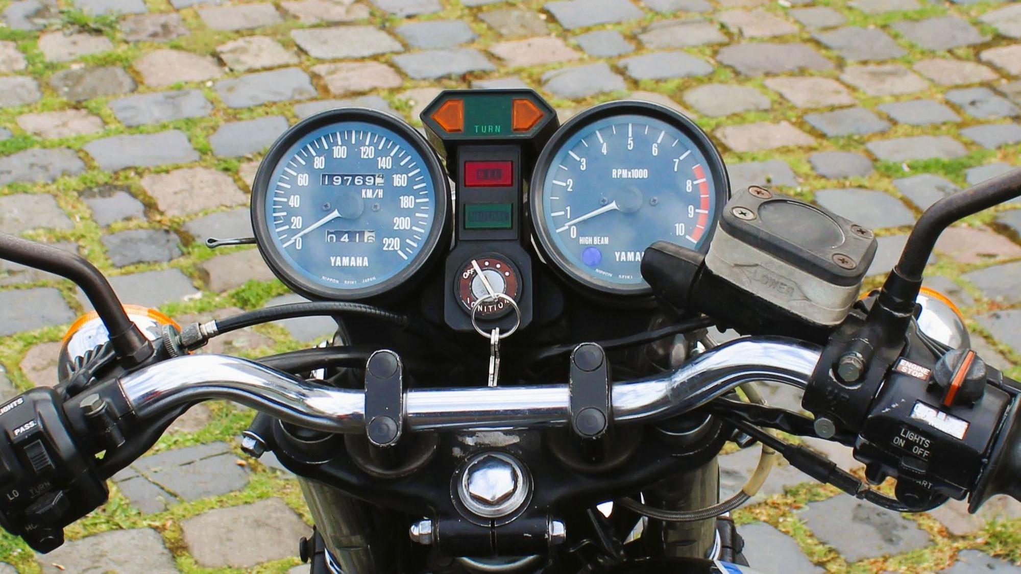 Lenker und Instrumente der Yamaha