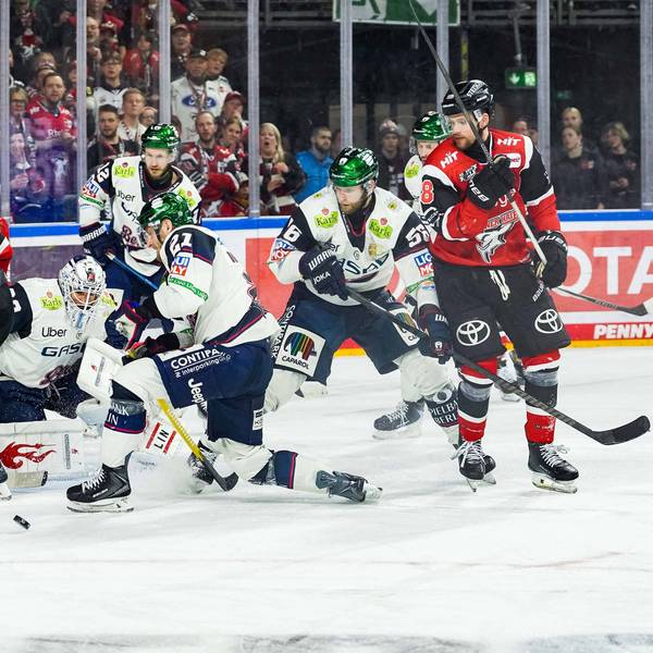 Spielszene im Duell der Kölner Haie gegen die Eisbären Berlin.