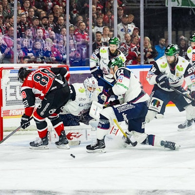 Spielszene im Duell der Kölner Haie gegen die Eisbären Berlin.