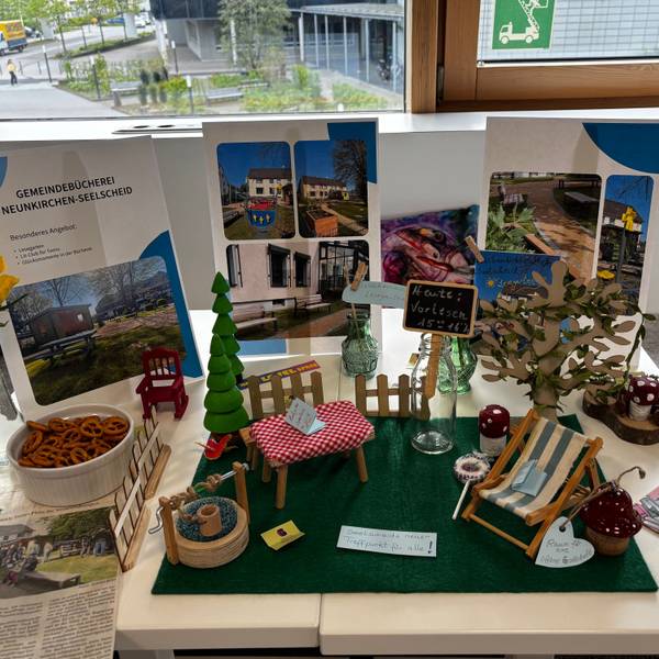 Blick auf den Stand der Bibliothek.