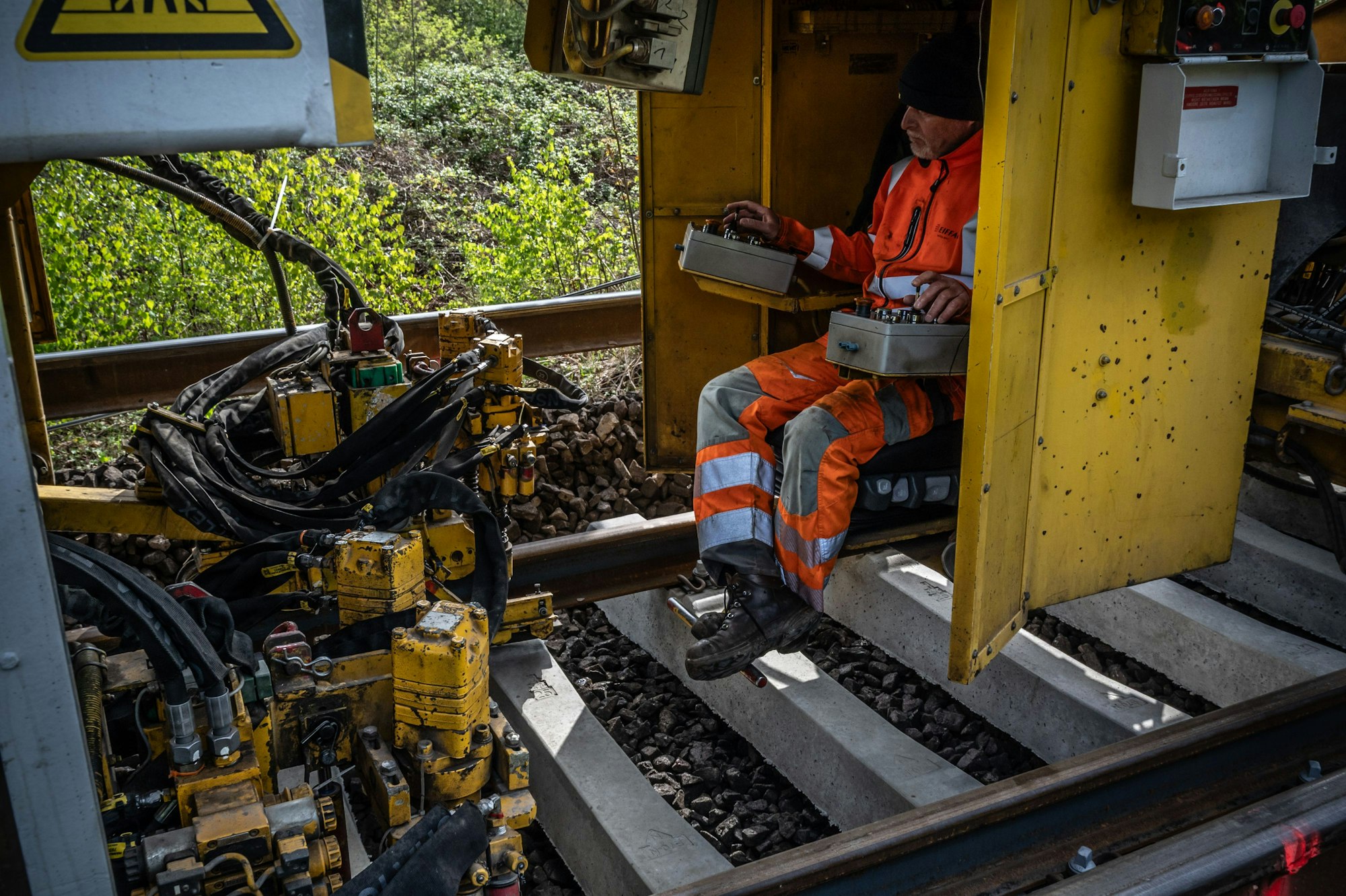 Gleisumbauzug auf der Strecke Köln–Wuppertal–Hagen bei Manfort, Besuch Oliver Krischer, Umweltminister NRW. Bild: Ralf Krieger
