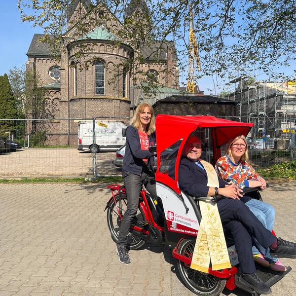 Regina Moka fährt das Rad mit Toni Rizza und Esther Henning.