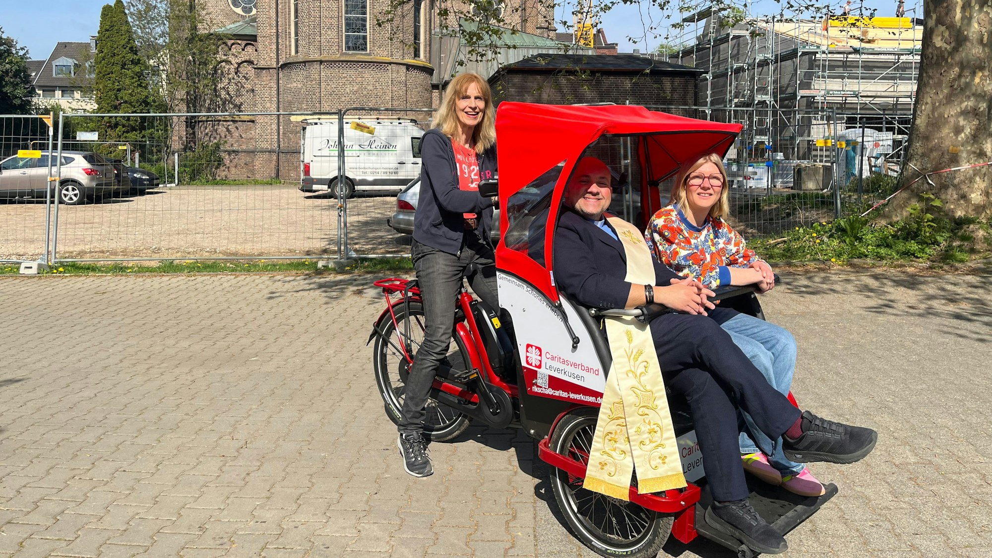 Regina Moka fährt das Rad mit Toni Rizza und Esther Henning.