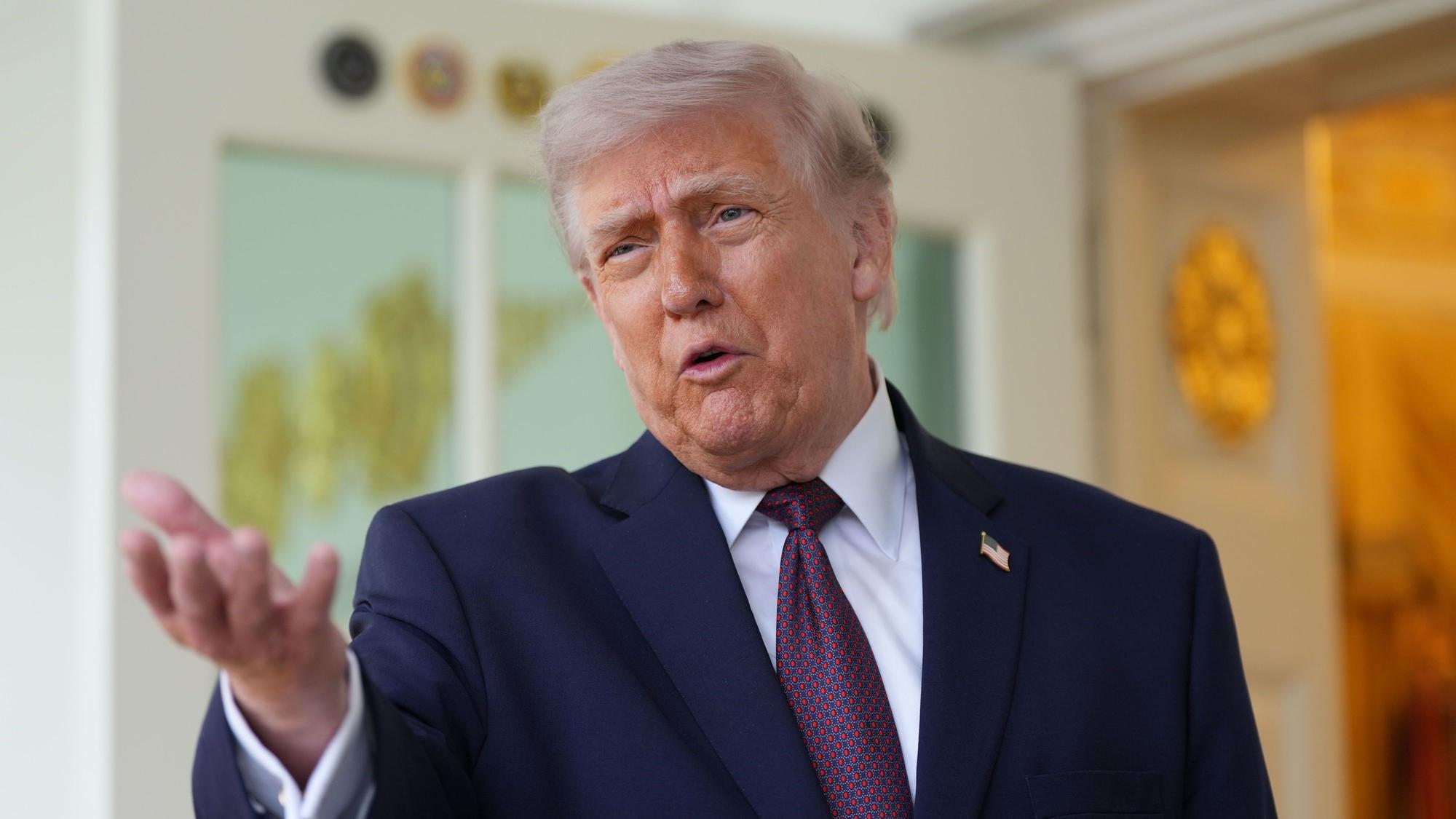 13.04.2026, USA, Washington: US-Präsident Donald Trump spricht vor dem Oval Office des Weißen Hauses.
Der Präsident des Landes USA hat angekündigt: Wir verhandeln ab Montag wieder mit dem Land Iran. (zu dpa: «US-Militär entert Iran-Schiff - Was wird aus Verhandlungen?») Foto: Alex Brandon/AP/dpa +++ dpa-Bildfunk +++