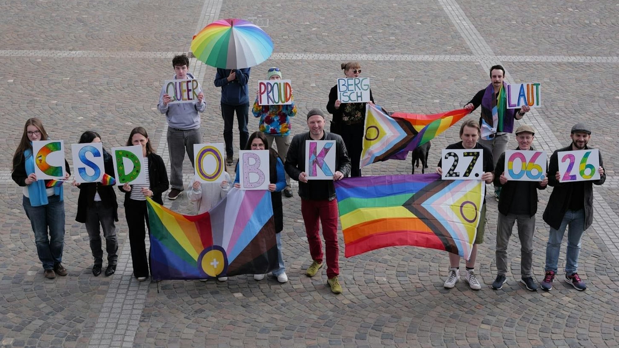 Im Rahmen einer Fotoaktion auf dem Bismarckplatz wurde das Datum für den CSD in Oberberg bekanntgegeben.