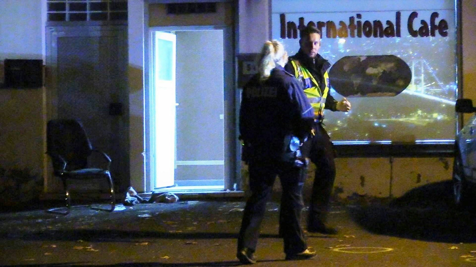 Als Auslöser der Vergeltungsaktion gilt eine Schießerei vom November 2018, bei der vor einem Café in Ostheim mehrere Personen verletzt wurden.