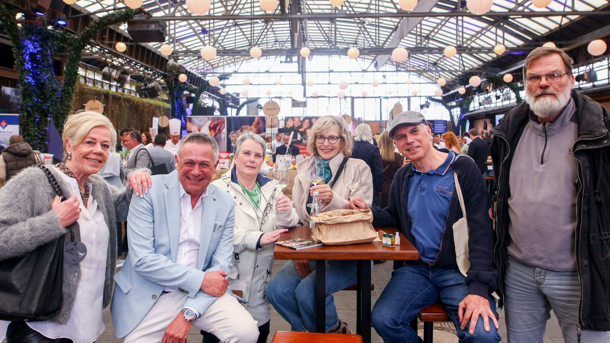 Leser des Kölner Stadt-Anzeiger haben einen Rundgang beim Genussmarkt der Köche-Vereinigung „Jeunes Restaurateurs“ in der Halle Tor 2 gewonnen.