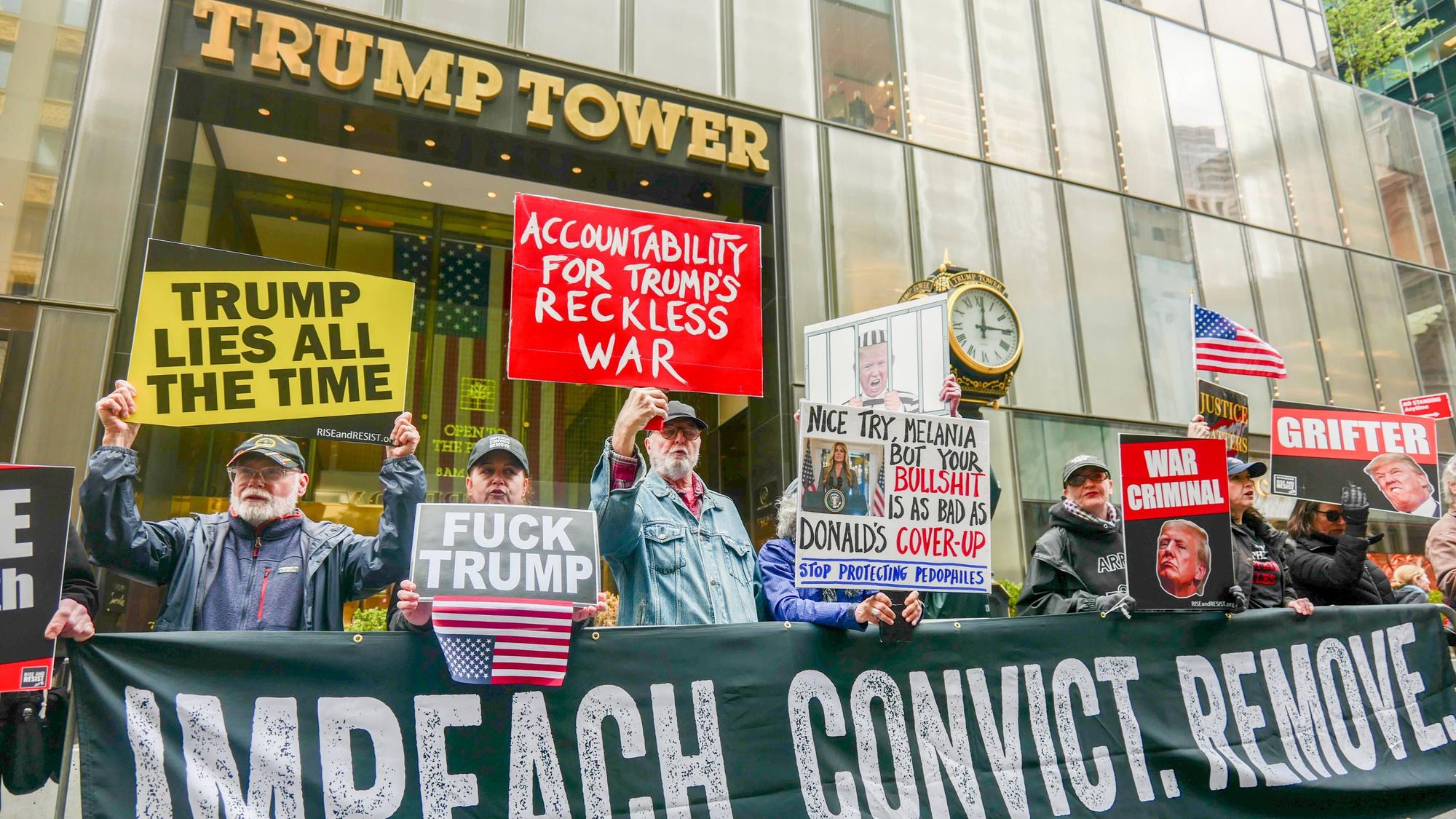 Demonstranten bringen am Sonntag (19. April) vor dem Trump Tower in New York ihre Unzufriedenheit mit US-Präsident Donald Trump zum Ausdruck.