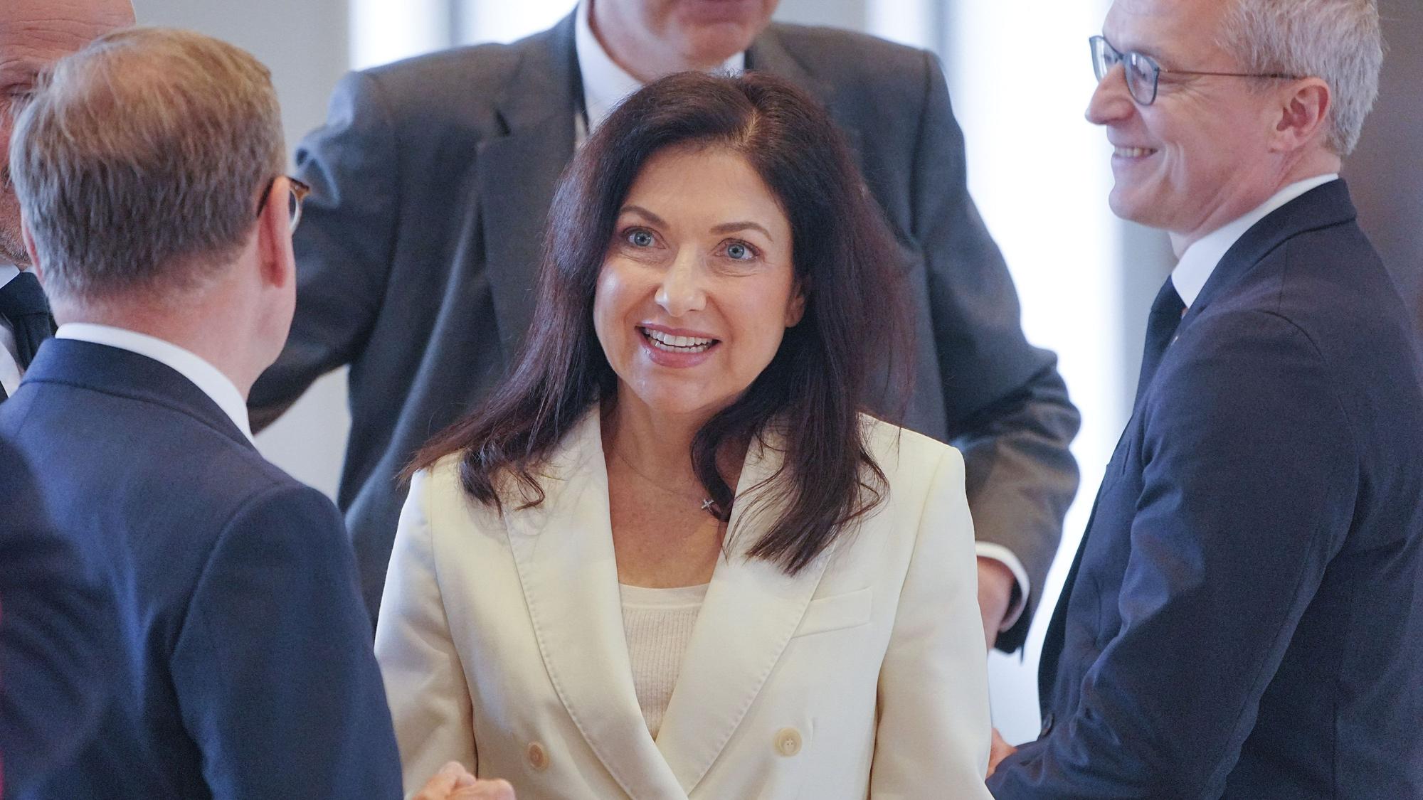 Katherina Reiche (CDU), Bundesministerin für Wirtschaft und Energie, steht zwischen Johann Wadephul (CDU, l), Außenminister, Karsten Wildberger (CDU, r), Bundesminister für Digitalisierung und Staatsmodernisierung, sowie vor Levin Holle, wirtschaftspolitischer Berater für Kanzler Merz, vor Beginn der Deutsch-Brasilianischen Regierungskonsultationen auf Schloss Herrenhausen.