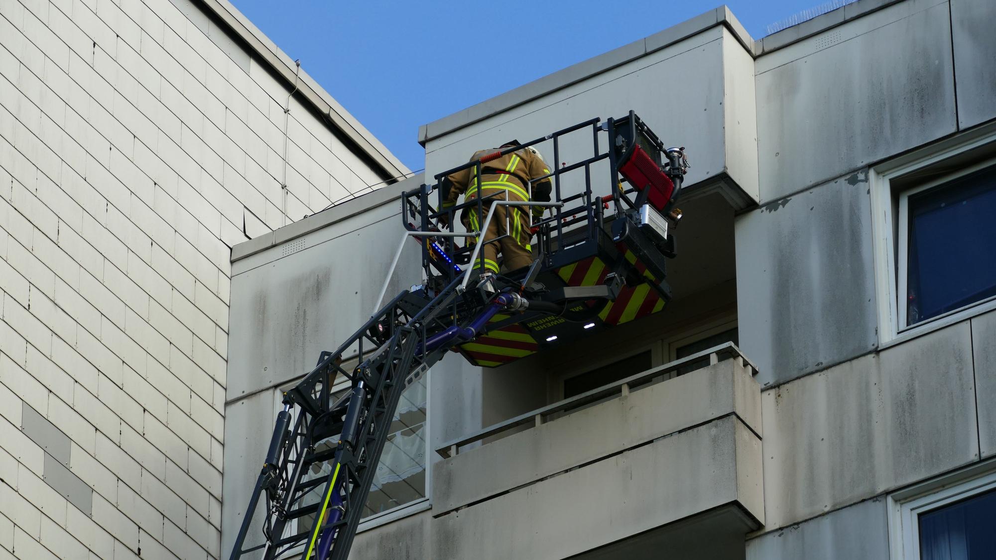 Die Feuerwehr holt Bewohnerinnen mit der Drehleiter aus ihrer Wohnung im achten Stock, um sie nicht durch das verrauchte Treppenhaus tragen zu müssen.