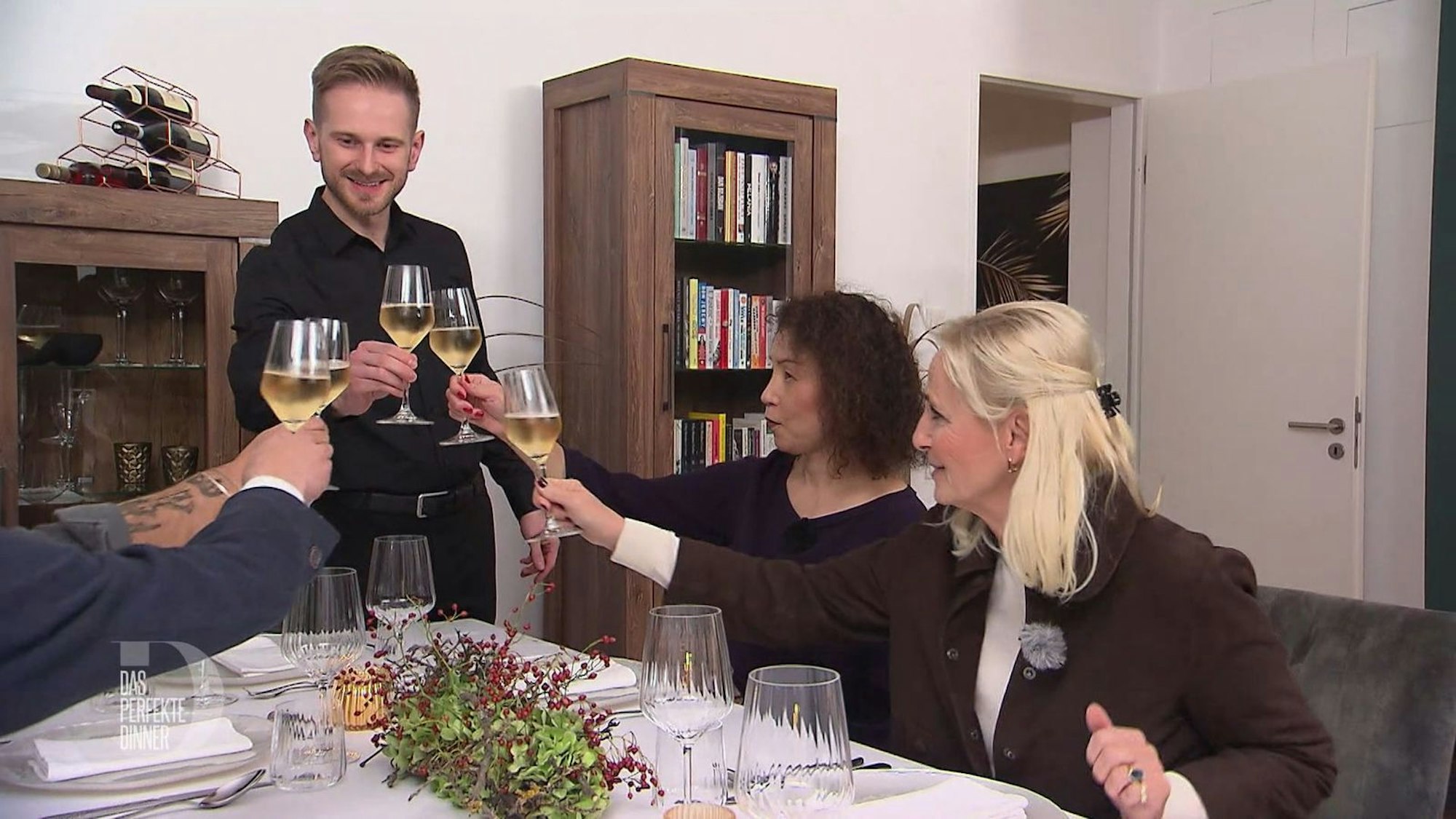 Stilecht beginnt die Düsseldorf-Woche mit Champagner. Von links: Albert, Kayo und Jutta.
(Bild: RTL)