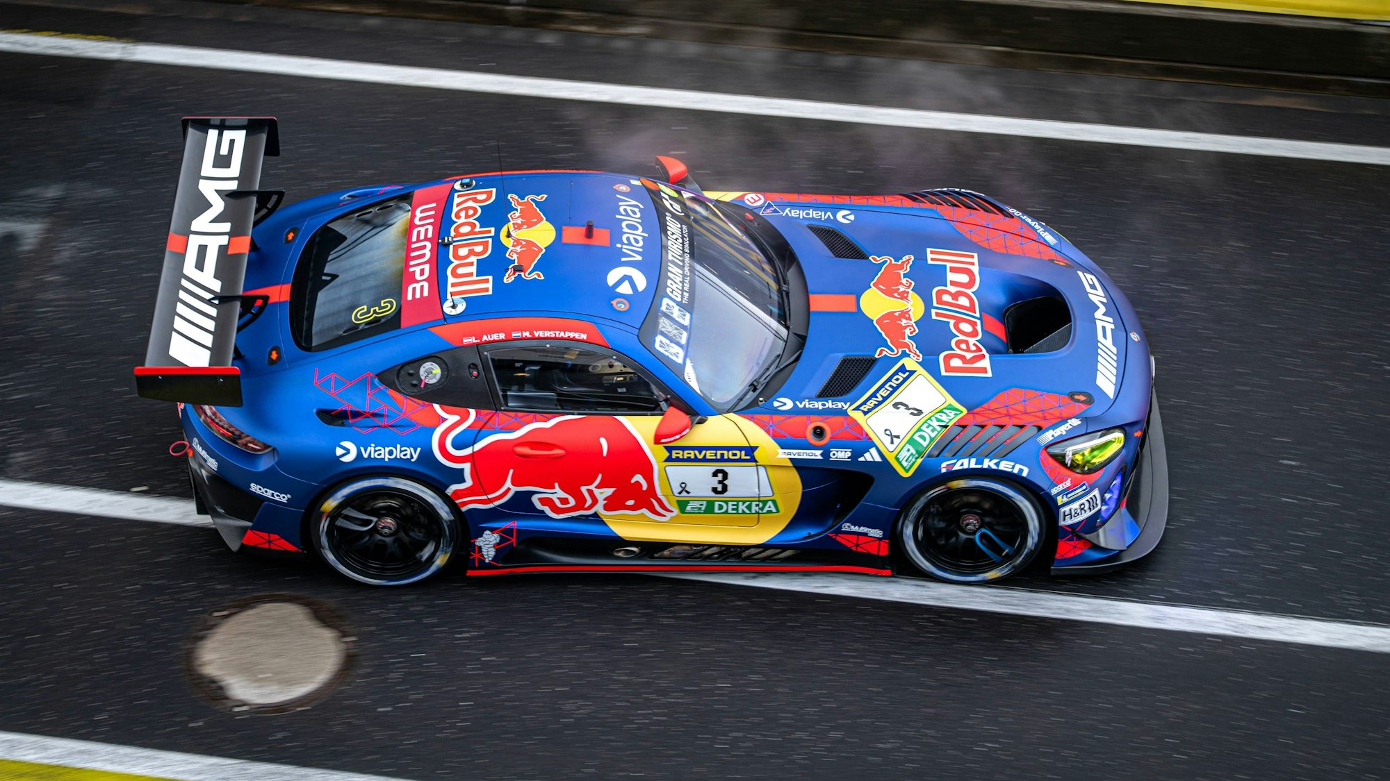 Max Verstappen raste mit einem Mercedes-AMG über den Nürburgring in der Eifel.
