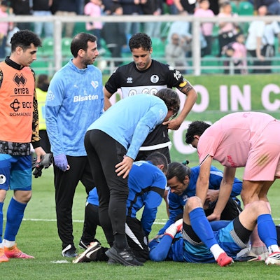 Jonathan Klinsmann wird am Boden behandelt.