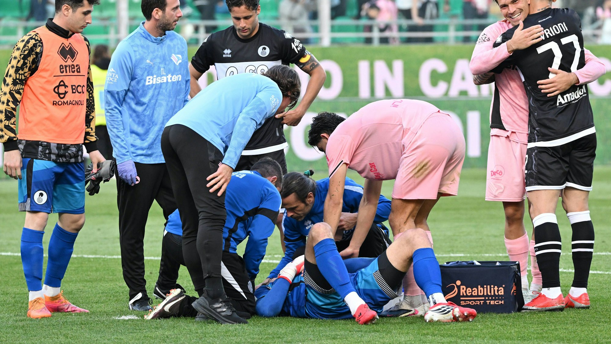 Jonathan Klinsmann wird am Boden behandelt.