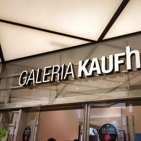 Außenansicht des Eingangs zum Warenhaus Galeria Kaufhof in Köln
