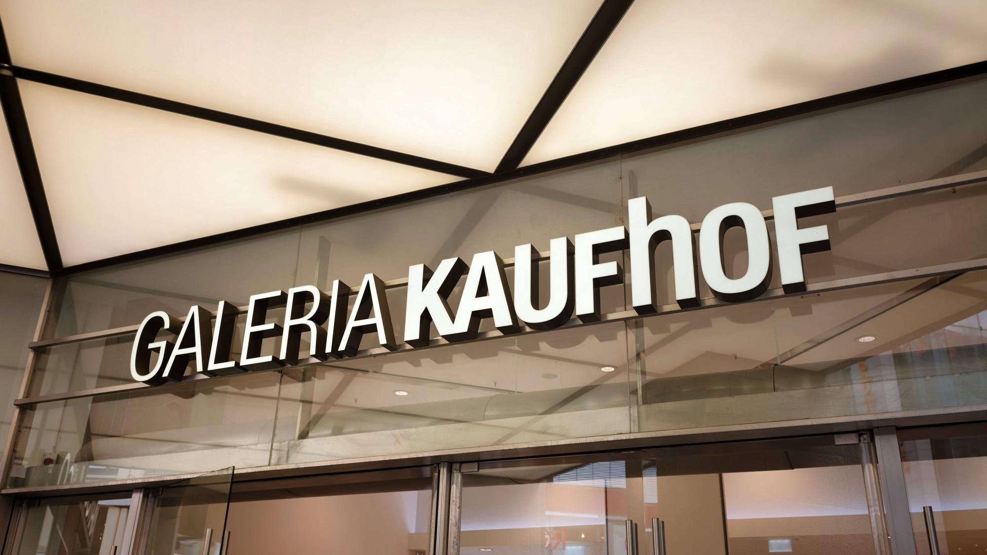 Außenansicht des Eingangs zum Warenhaus Galeria Kaufhof in Köln