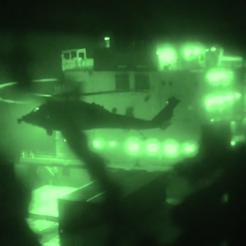 Das US-Militär hat nach eigenen Angaben ein iranisches Frachtschiff geentert. Ein Screenshot aus einem vom US-Militär veröffentlichten Video soll den Einsatz zeigen.