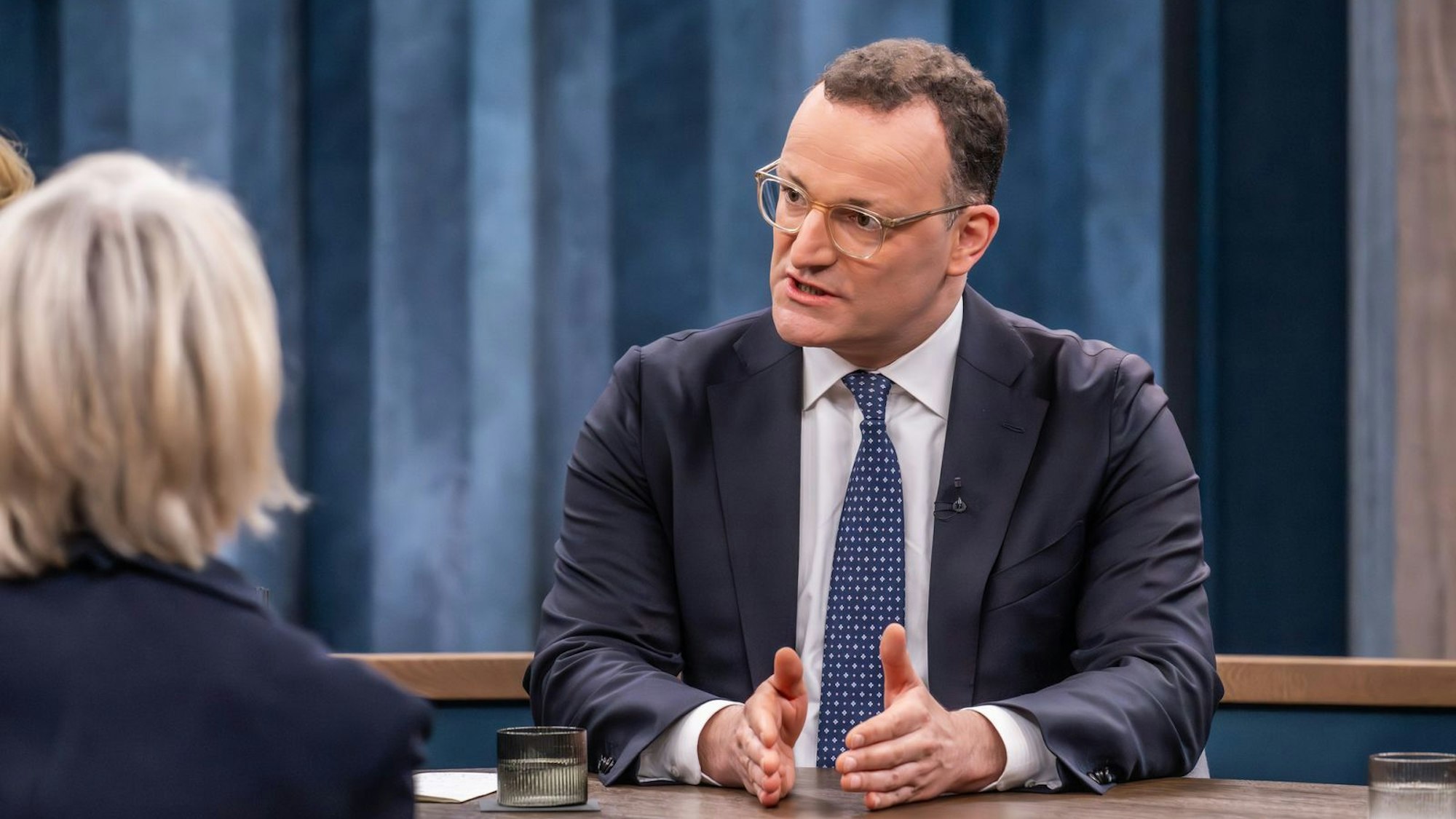 Die wirtschaftliche Lage sei „brutal“, erklärte Jens Spahn bei „Caren Miosga“. (Bild: NDR/Claudius Pflug)