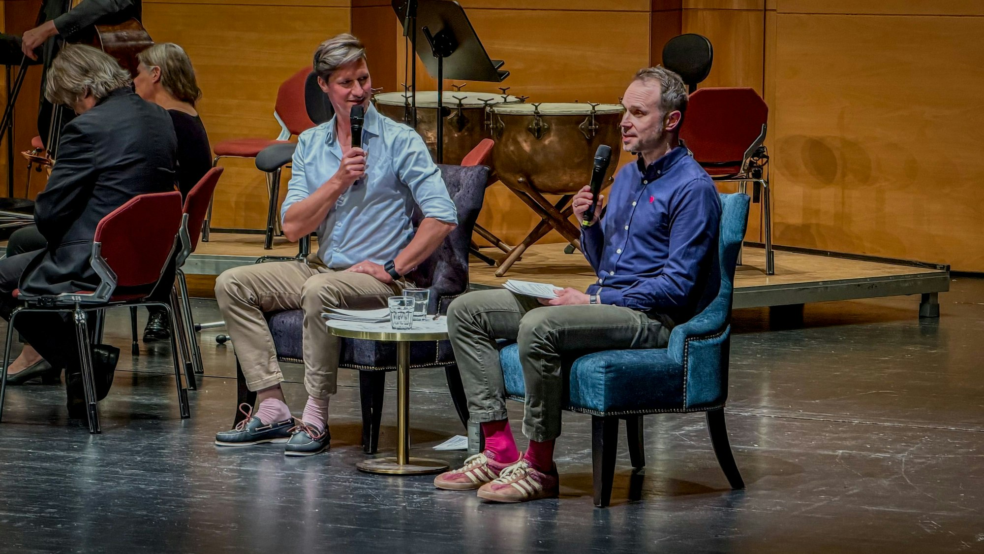 Die Podcast-Hosts Uli Knapp und Laury Reichart auf der Bühne des Forums