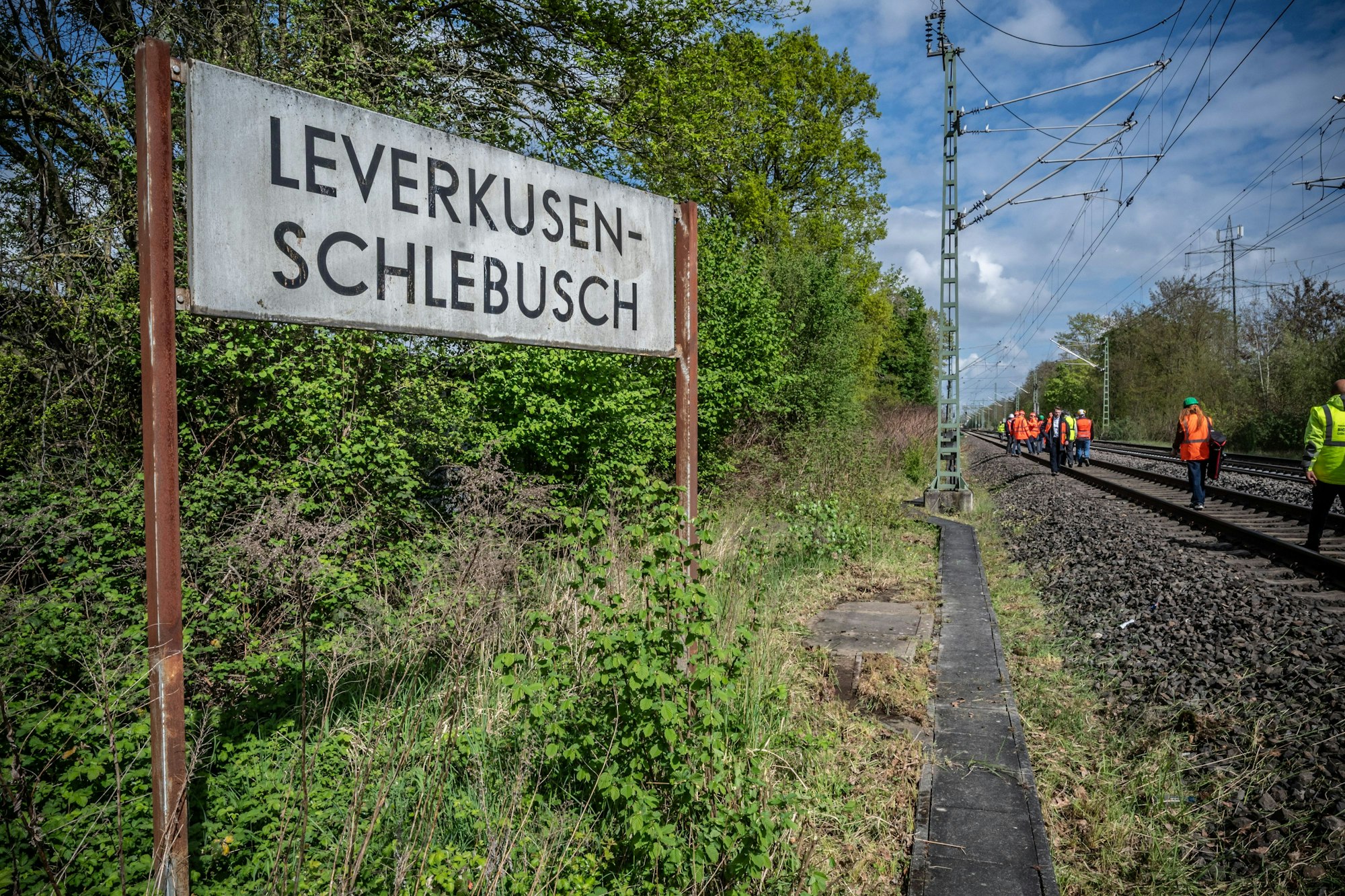 Altes Emailschild Leverkusen-Schlebusch bei Manfort, Besuch Oliver Krischer, Umweltminister NRW. Bild: Ralf Krieger