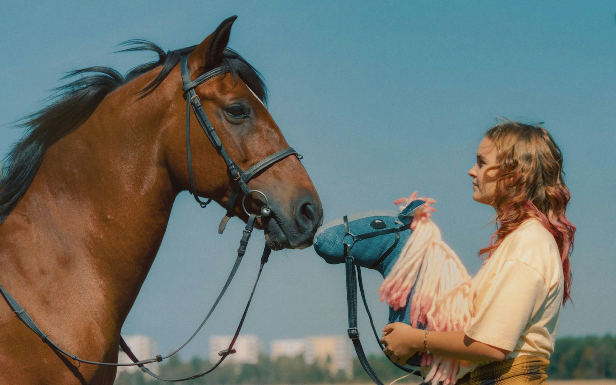 Sarahs (Manon Debaille) Familie kann sich kein echtes Pferd leisten. So entdeckt das Mädchen seine Begeisterung für das Hobby Horsing. (Bild: Port au Prince Pictures / Lieblingsfilm)