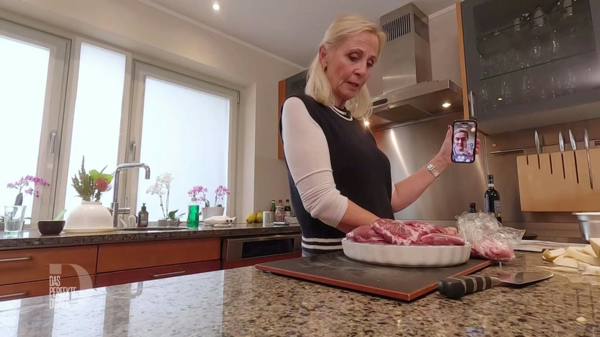 Jutta lässt Profiköchin Viktoria Fuchs einen Blick auf ihre Kalbsbäckchen werfen.
(Bild: RTL)