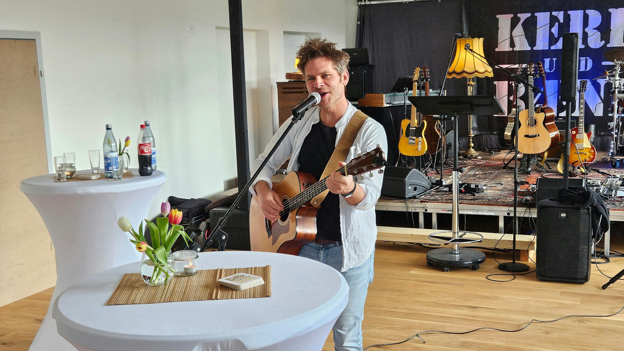 Ein Sänger spielt auf seiner Gitarre.