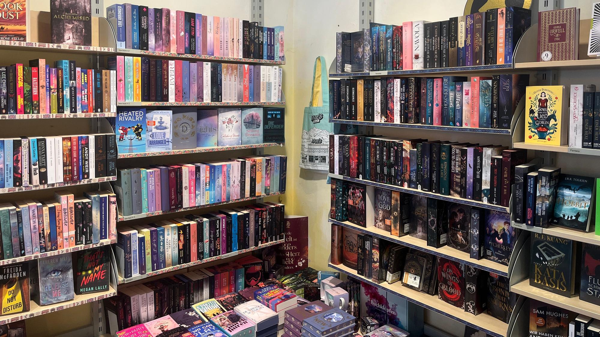 In der Buchhandlung am Markt in Hennef gibt es eine eigene Abteilung für YoungAdult und Romantasy-Literatur.