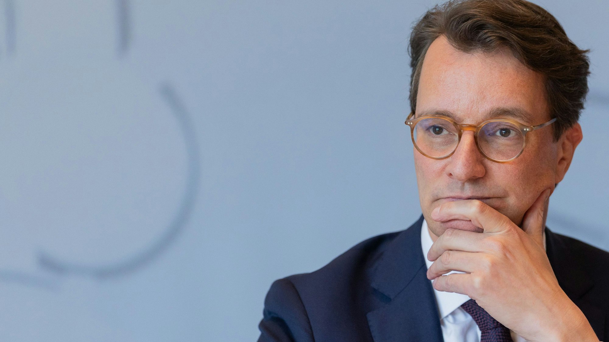 Hendrik Wüst (CDU), Ministerpräsident von Nordrhein-Westfalen, äußert sich in der Landespressekonferenz im Landtag zu aktuellen politischen Themen.