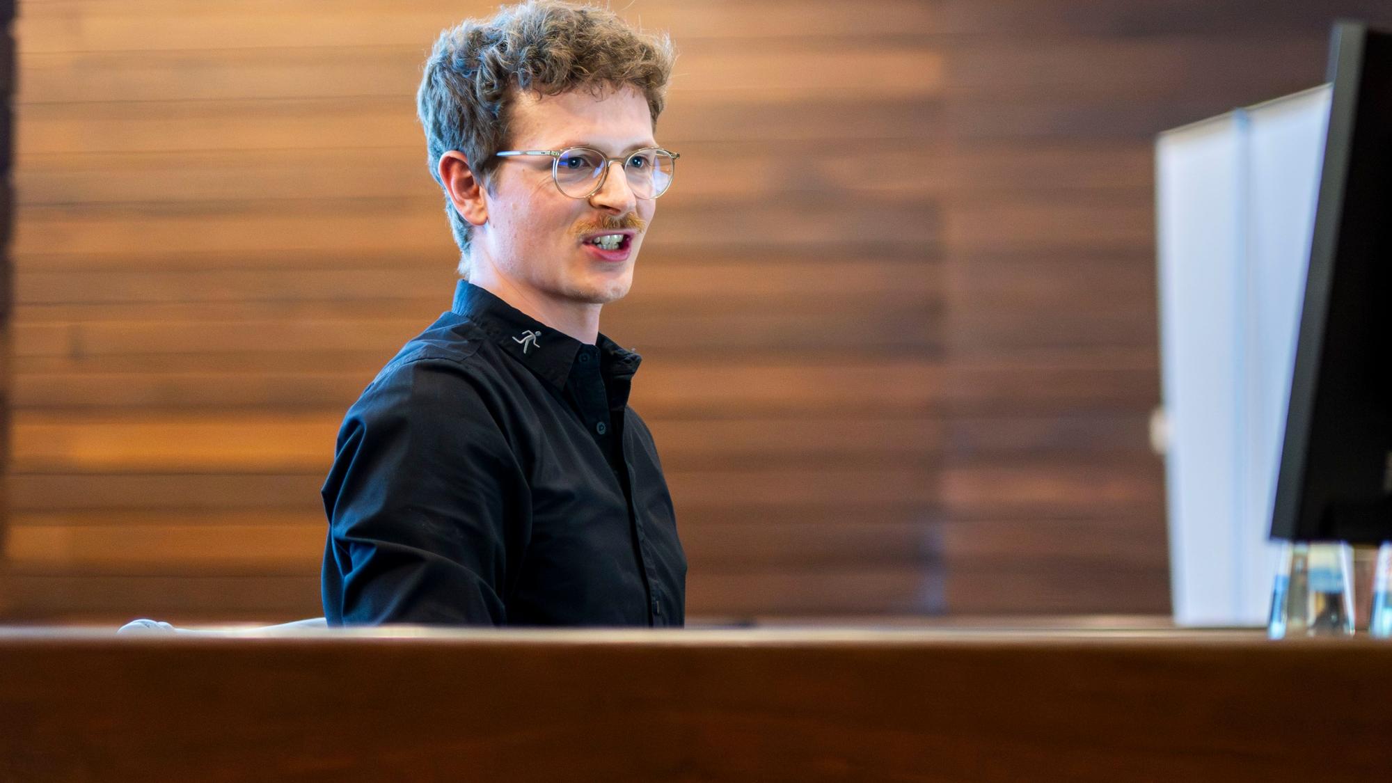 Das Bild zeigt den Experten für Sicherheittechnik während des Vortrags.