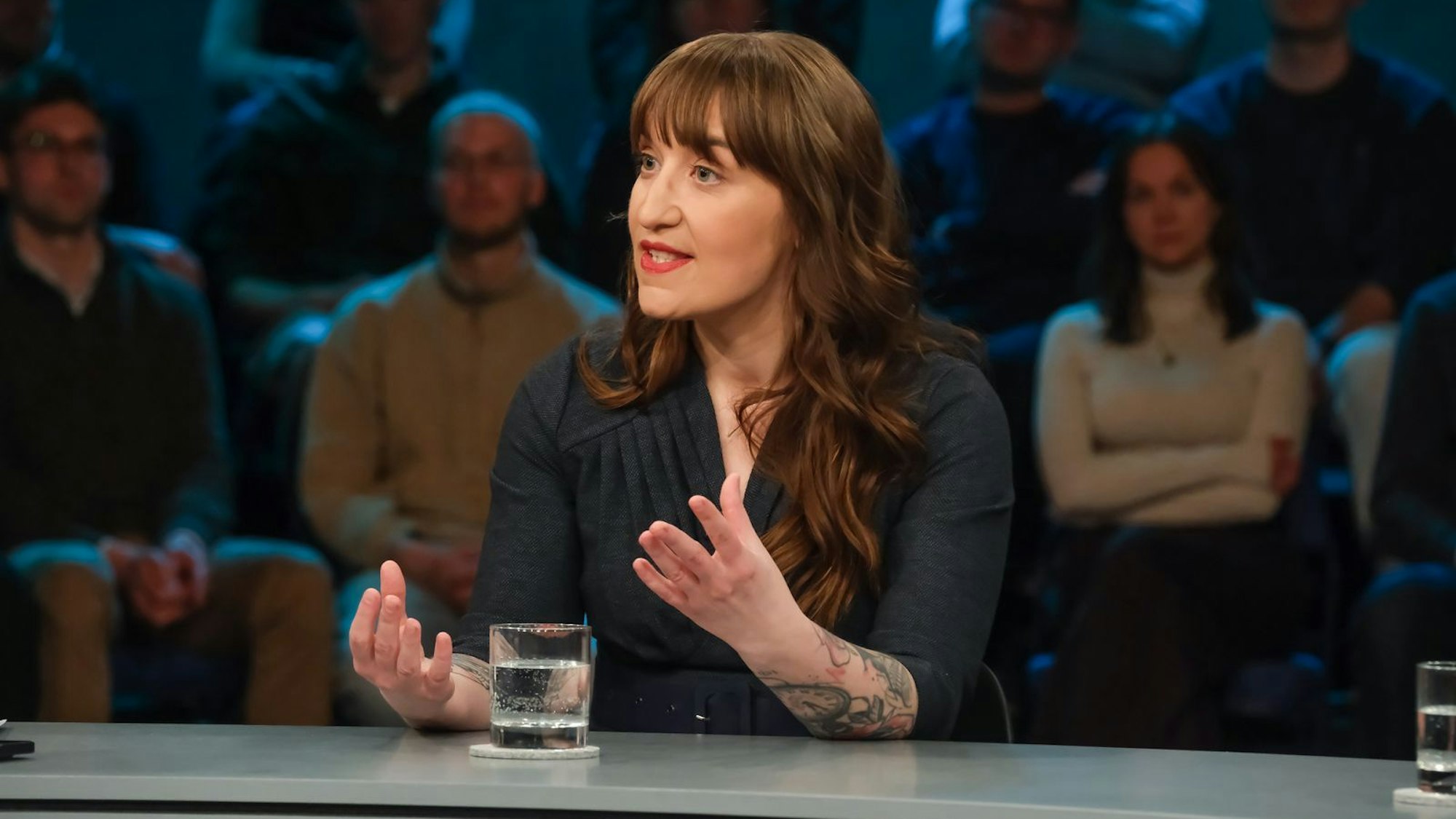 Heidi Reichinnek kritisierte bei „Hart aber fair“ das Entlastungspaket scharf. (Bild: WDR/Oliver Ziebe)