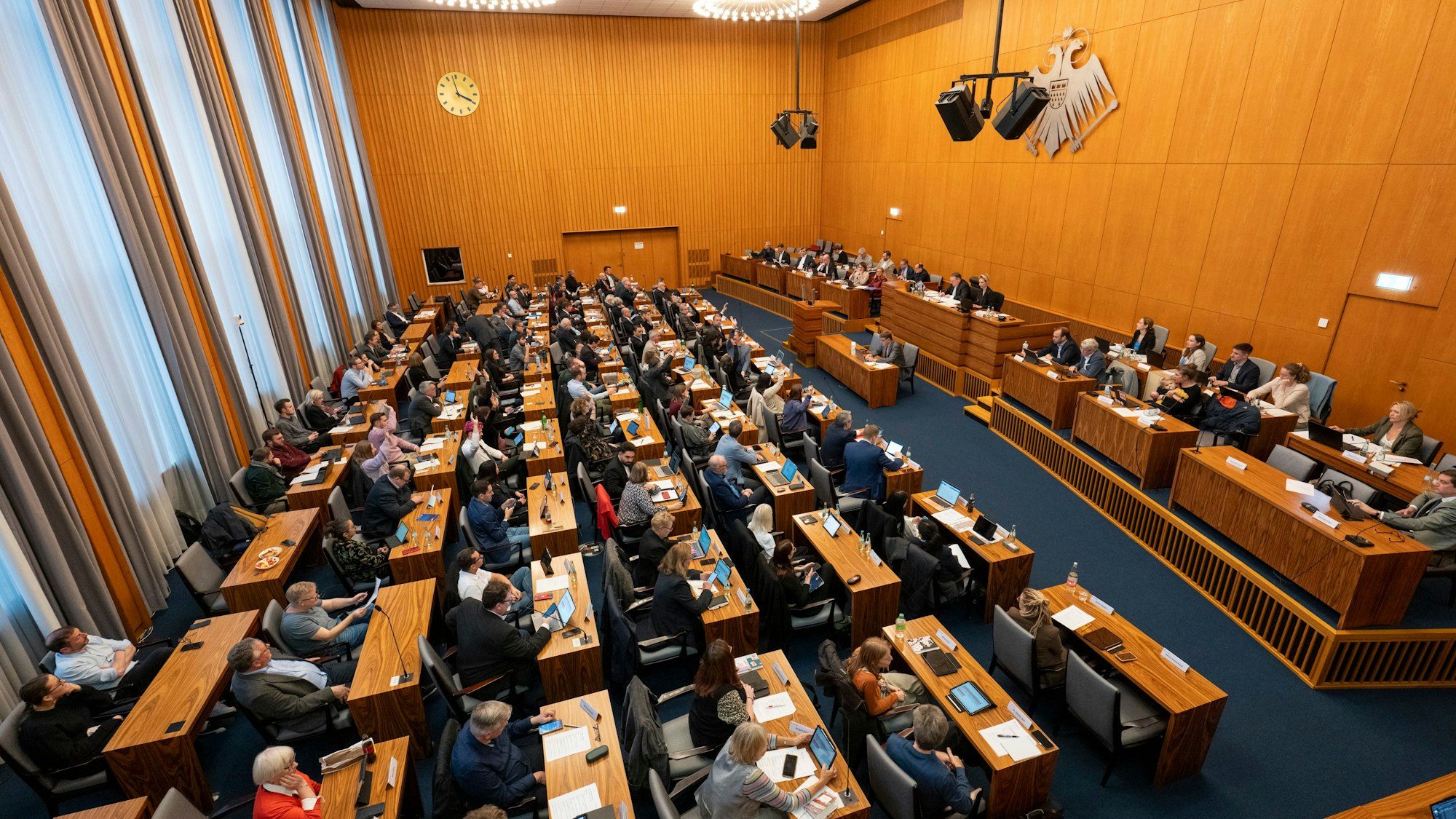 Im Ratsaal findet eine Sitzung des Stadtrats statt.