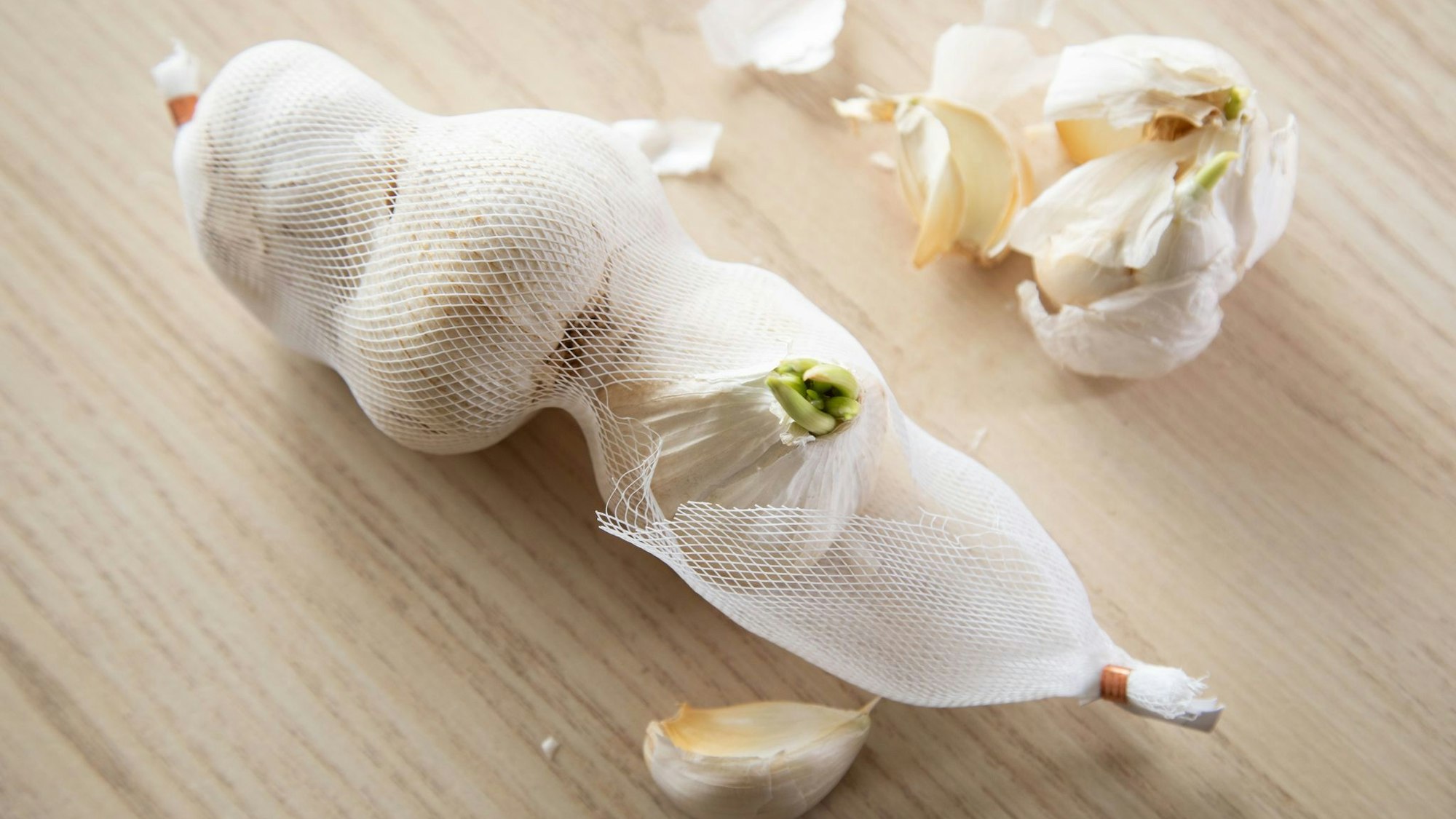 Knoblauch liegt auf einem Tisch