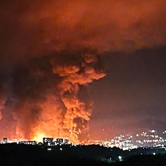 Eine Aufnahme aus russischen Telegram-Kanälen soll den Großbrand im Hafen von Tuapse zeigen.