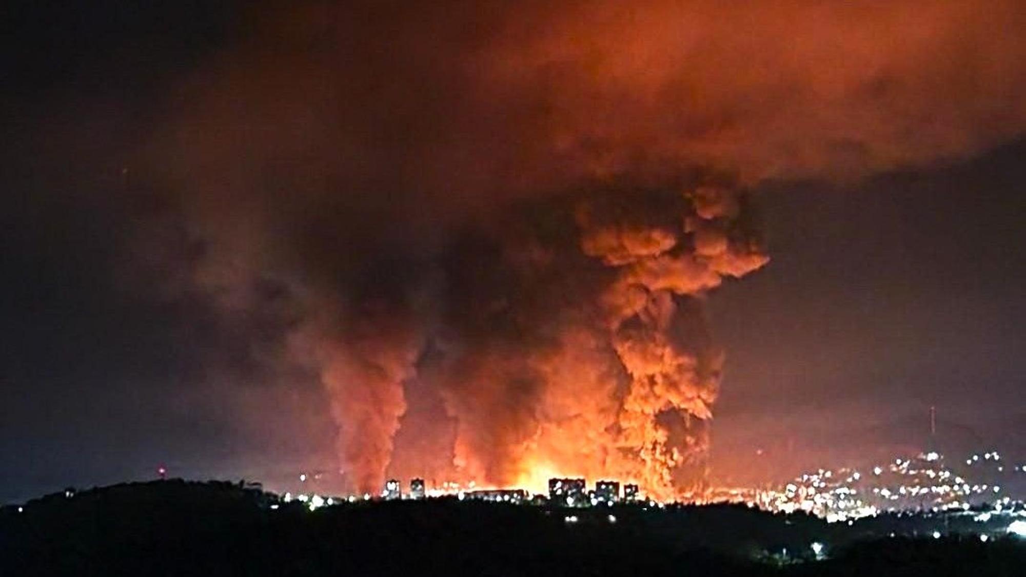 Eine Aufnahme aus russischen Telegram-Kanälen soll den Großbrand im Hafen von Tuapse zeigen.