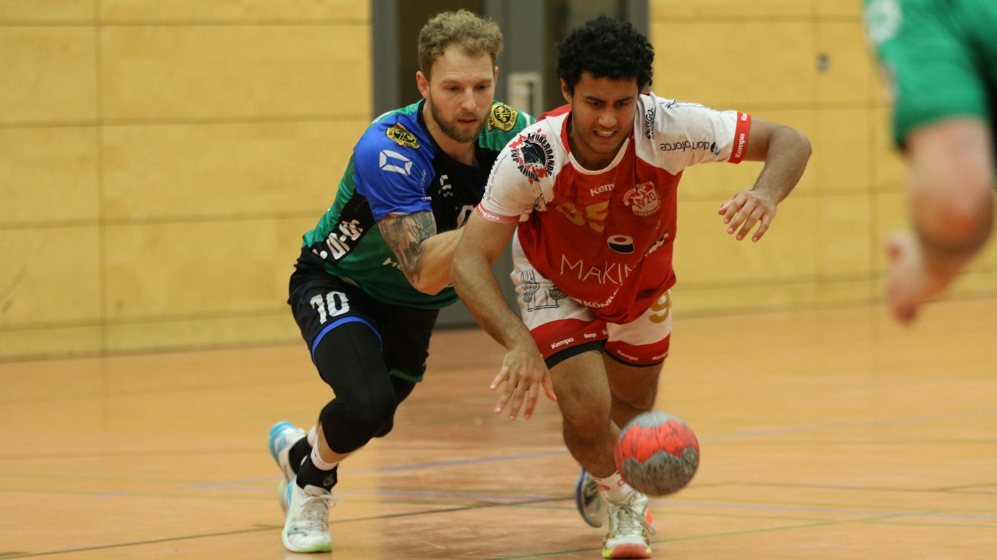 Das Bild zeigt das Duell der beiden Obengenannten während des Spiels in Kuchenheim.