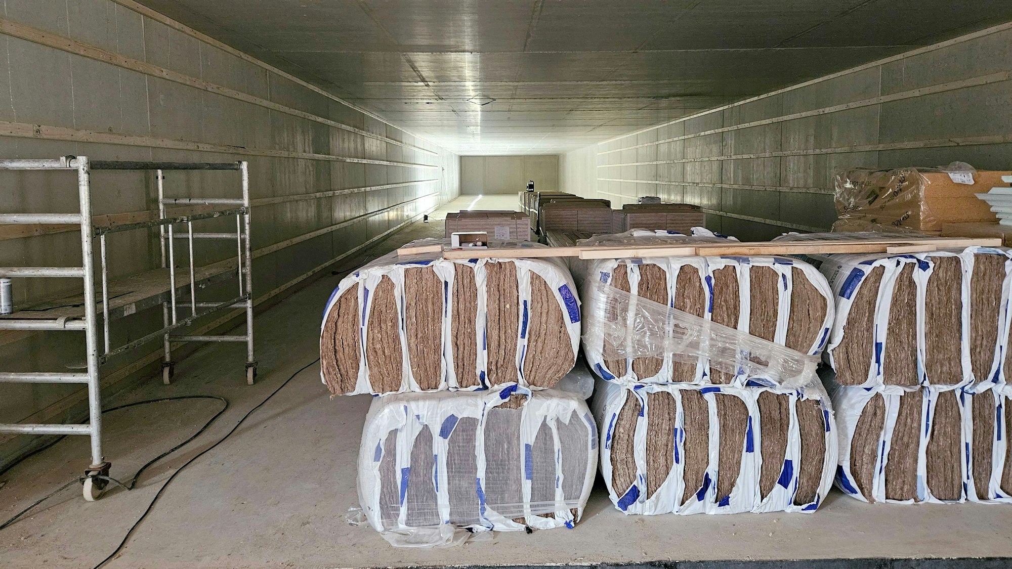 Zu sehen ist die Schießbahn, auf der Baumaterial liegt.