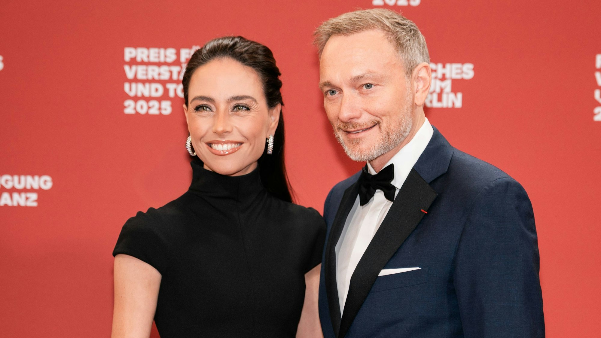 Christian Lindner und Franca Lehfeldt posieren.