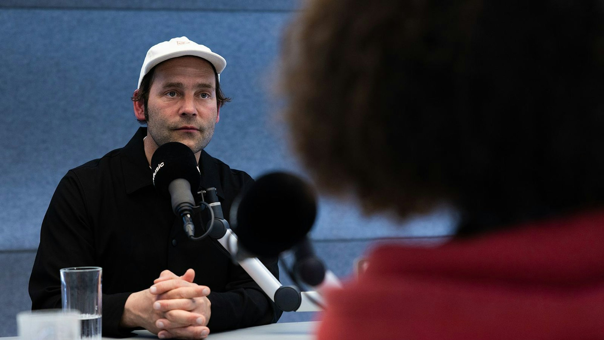 Auf seinem neuen Album singt Bosse unter anderem über digitale Gewalt. (Bild: Apple Music)