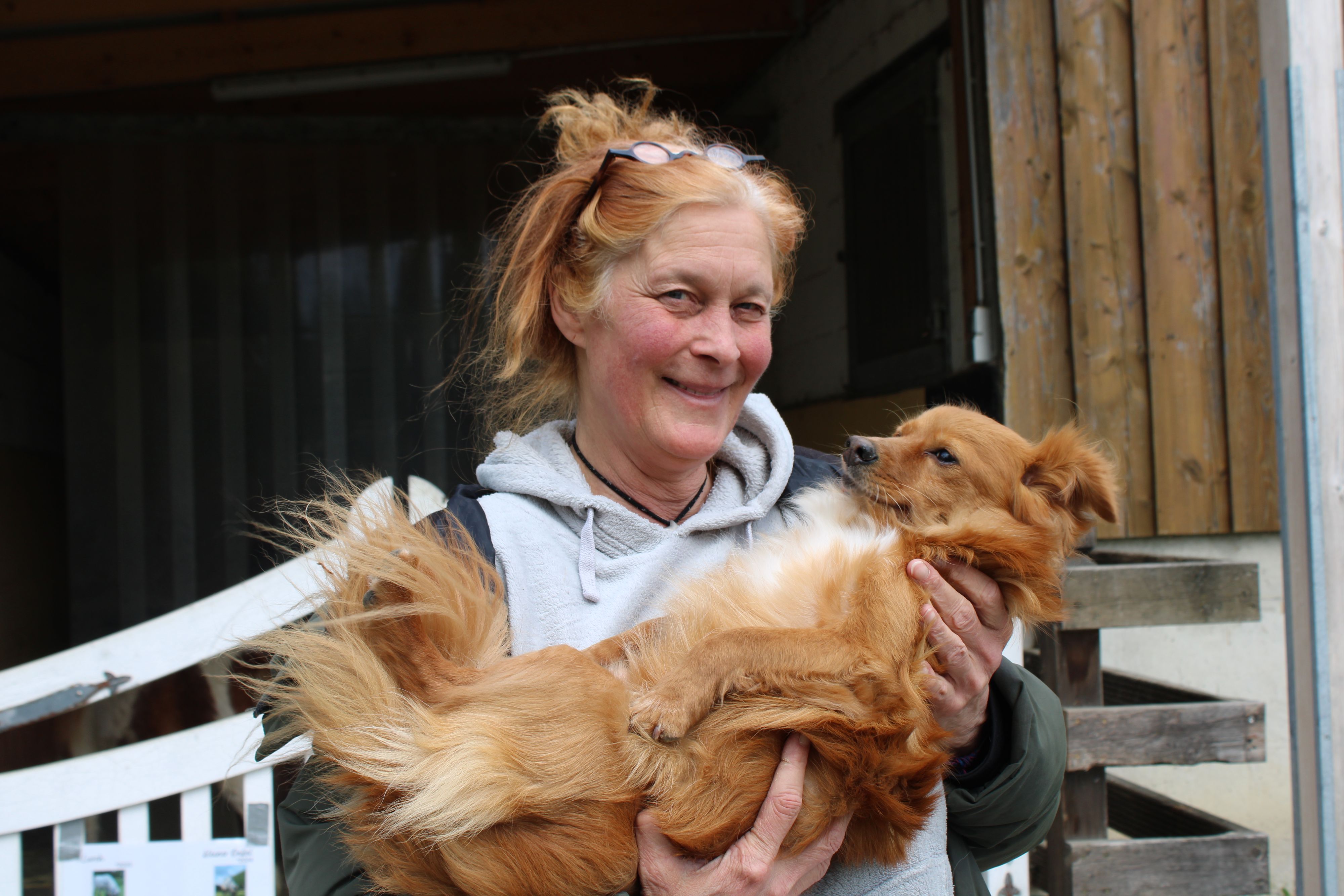 Tara Tierhilfe in Lohmar: Leiterin Ulla Fiebig (57) mit dem Hund Eliah-Opalio