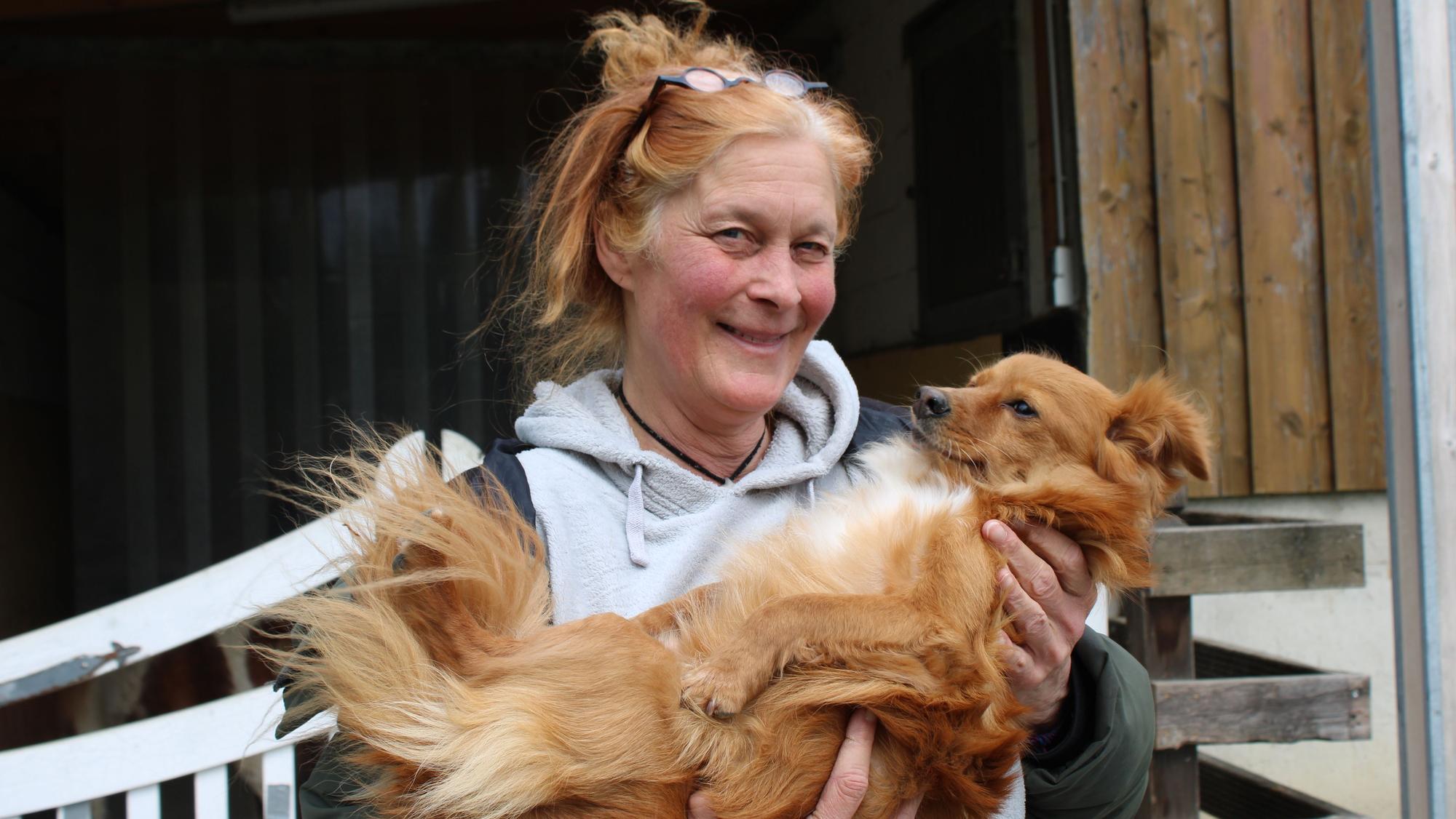 Tara Tierhilfe in Lohmar: Leiterin Ulla Fiebig (57) mit dem Hund Eliah-Opalio